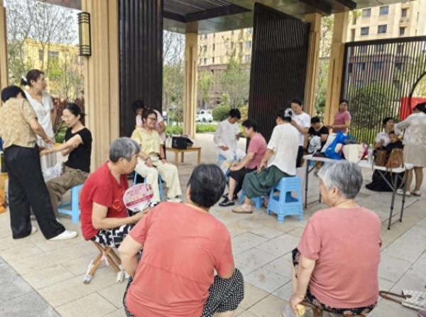 牛千万 仙营社区开展“拍打养身 义剪暖心”志愿服务活动